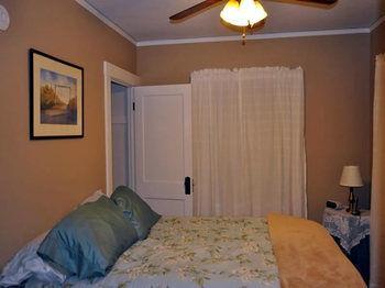Lazy T Ranch Guest House Manhattan Exterior photo